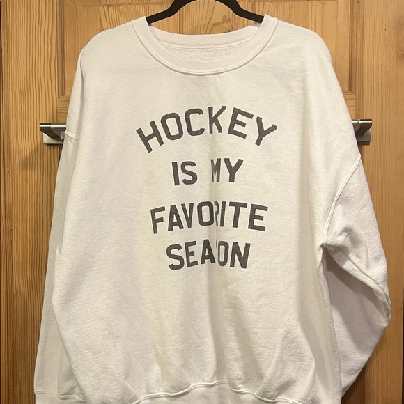 Tops - White Sweatshirt with Hockey Saying Prin Oversized Sz XL